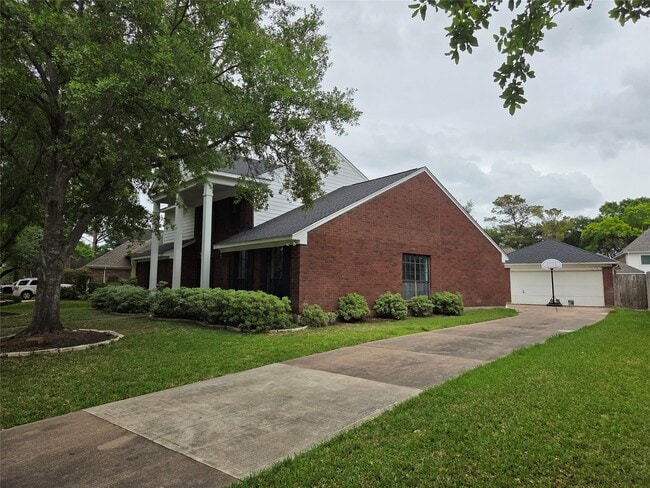 Building Photo - 2827 Lake Colony Dr