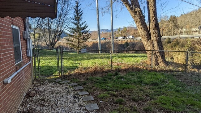 Building Photo - 2 bedroom 1 bath basement apartment with washer and dryer in Forest Hills, Cullowhee NC available...