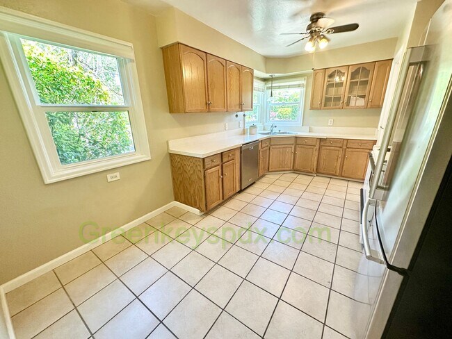 Building Photo - Huge 4 Bedroom 2 Bath House across from Rose City Golf Course