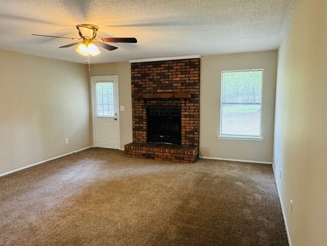 Building Photo - 3-Bedroom Gem !!