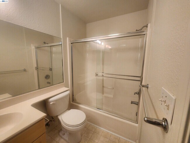Building Photo - 252 Lansing Way
