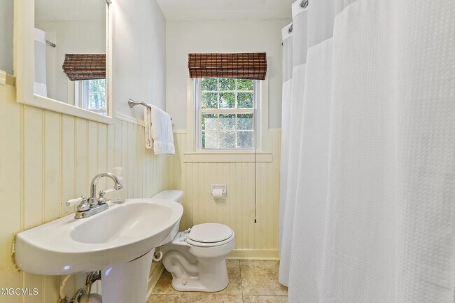 Guest Full Bath - 403 Bechtel Blvd