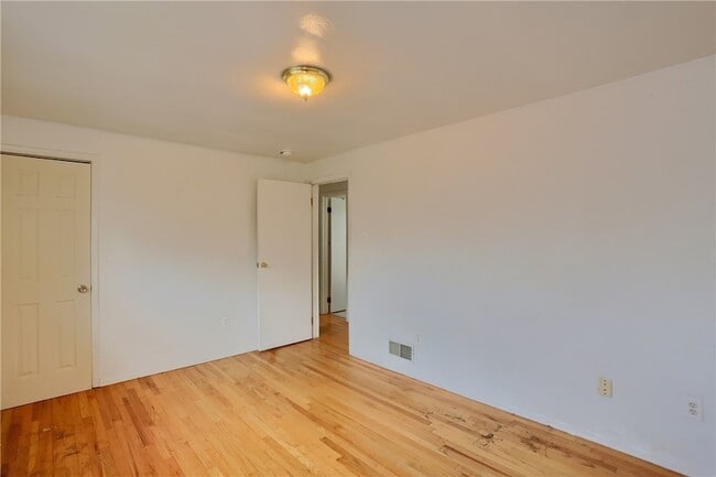 Building Photo - 448 Brierly Ln