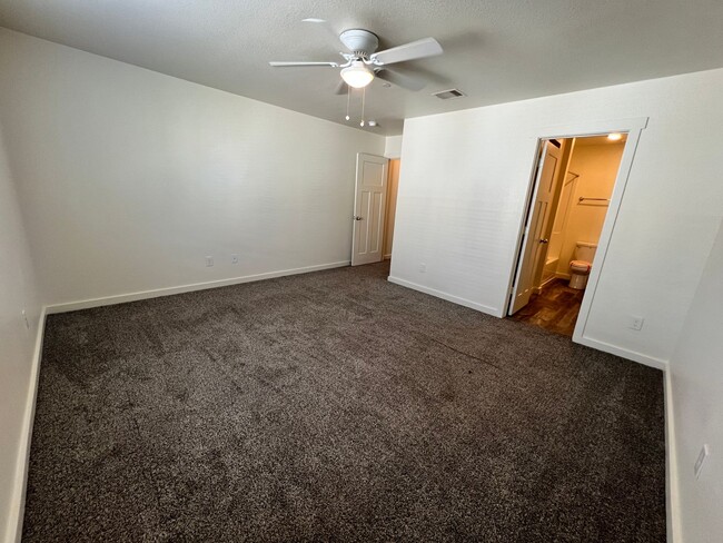 Building Photo - Bridgestone Crossing -3 bedroom 2.5 bath i...