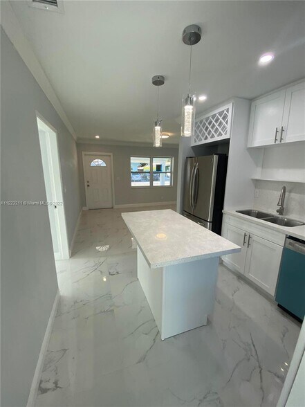 Building Photo - 280 NE 43rd Ct