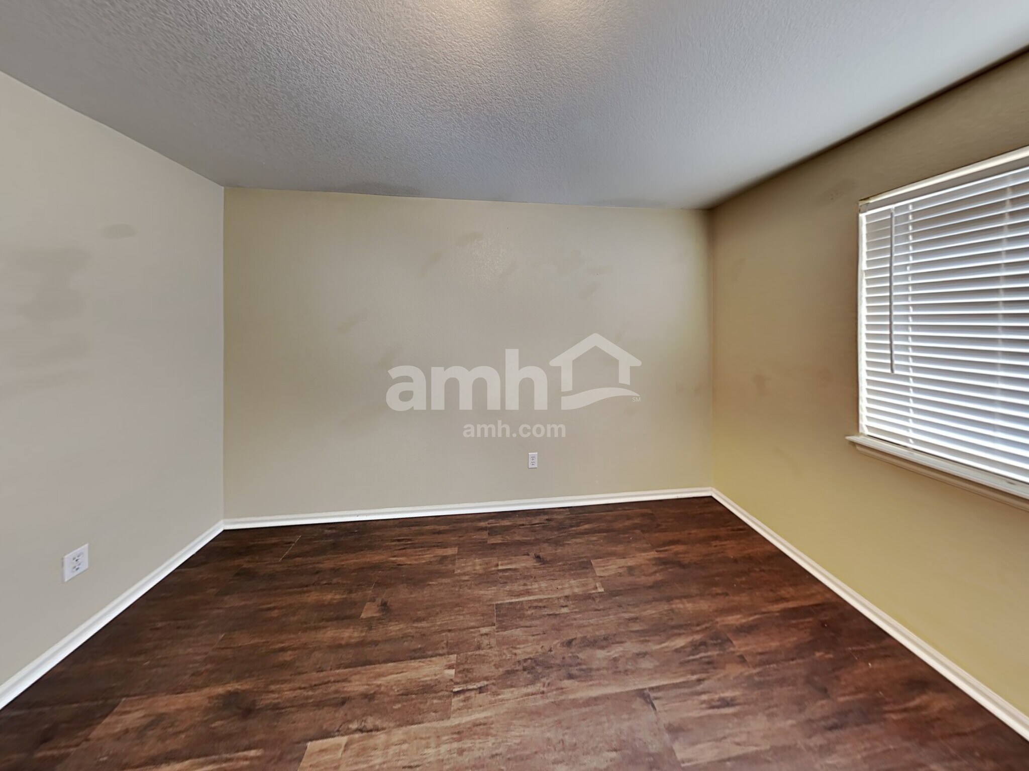 Building Photo - 13985 Elm St