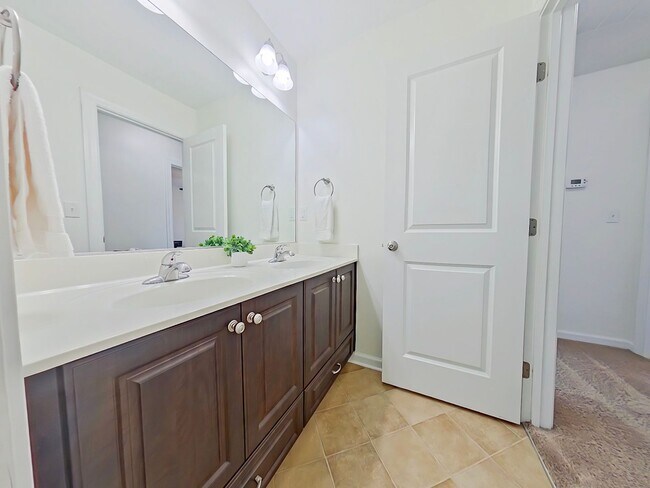 Building Photo - Beautiful 4 Bedroom home in Canterbury Farms!