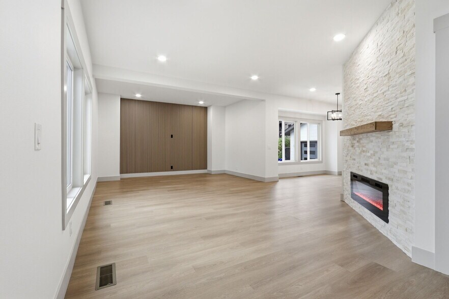 Building Photo - 437 NE Fargo St