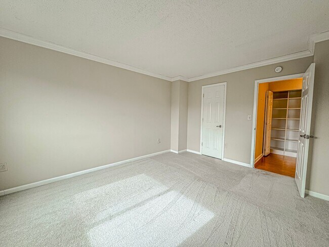 Building Photo - Bright And Spacious 1 Bed 1 Bath Condo Wit...