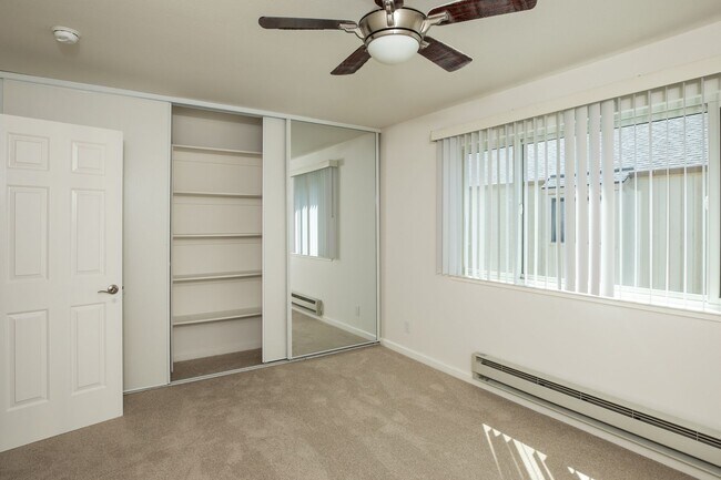 Building Photo - Spacious unit with a central location