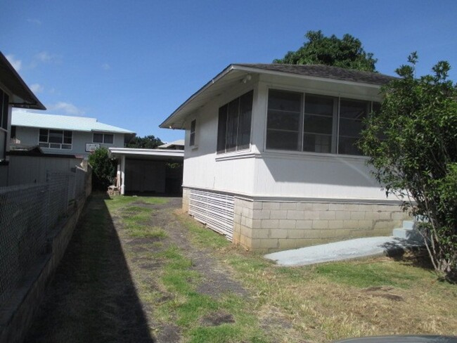 Building Photo - Nuuanu near Kuakini Hospital - 2 bdrm, 1 b...