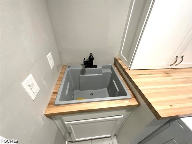 Building Photo - 20620 Pine Tree Ln