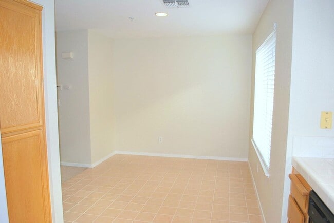 Building Photo - Bright & Modern Townhouse in Beautiful Danville! Close to Blackhawk Plaza!
