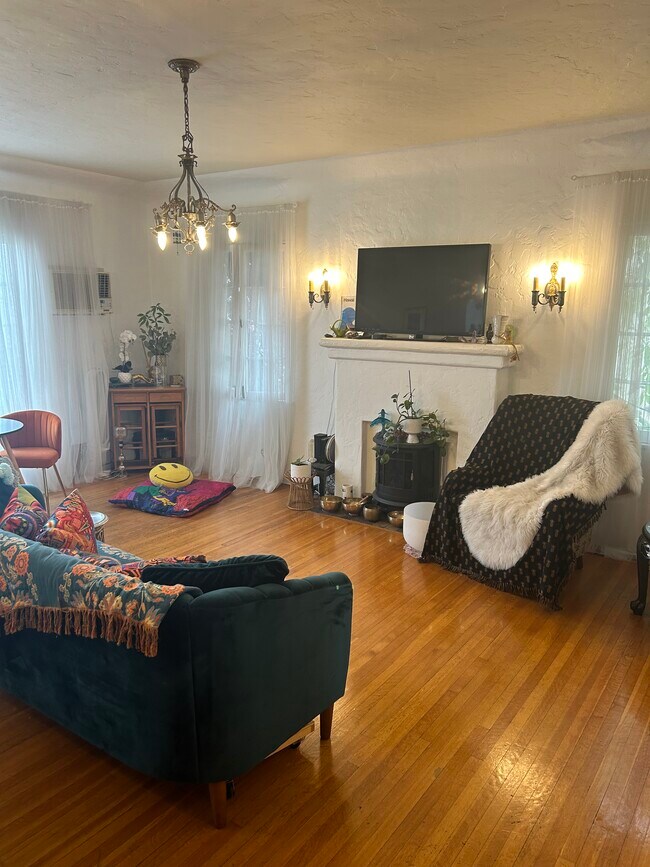 Building Photo - 464 N Stanley