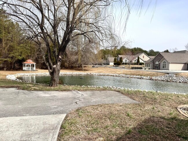 Building Photo - 433 Deer Lake Pl