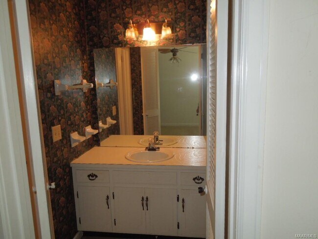 Building Photo - 2169 Edinburgh Dr