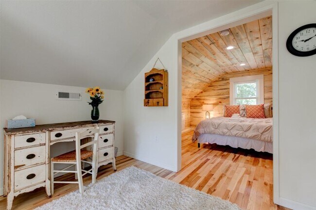 Building Photo - Beautifully Renovated 5 Bedroom Farmhouse outside of Newberg