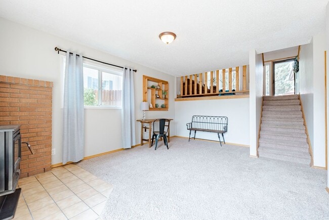 Building Photo - 2 Bedroom 3 Bathroom 1 Car Garage Fenced Back Yard Walkout Basement