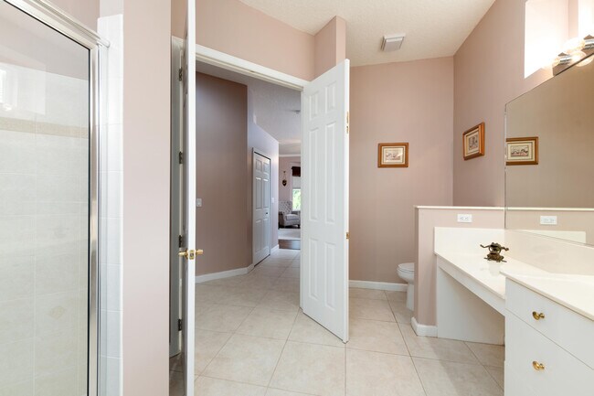Building Photo - 665 SW Lake Charles Cir
