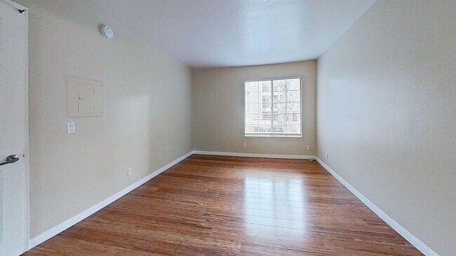 Building Photo - 1/Bed. Condo in Woodland Hills, Warner Center !!