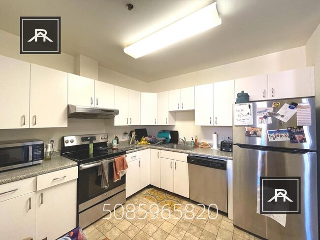 Building Photo - 3 bedroom in Brookline MA 02445