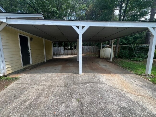 Building Photo - 916 Curry Cir SE