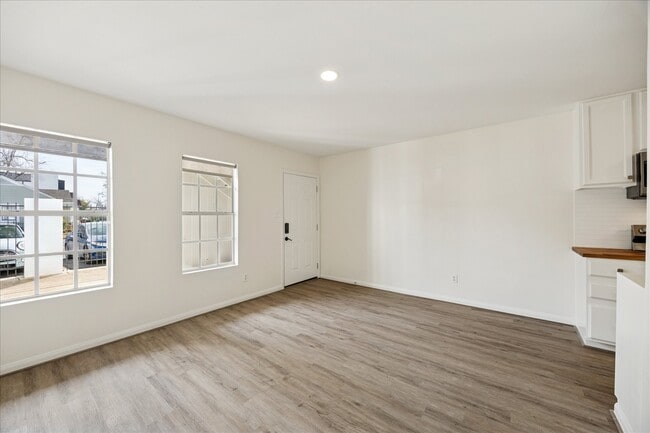 Building Photo - 1011 W 10th St