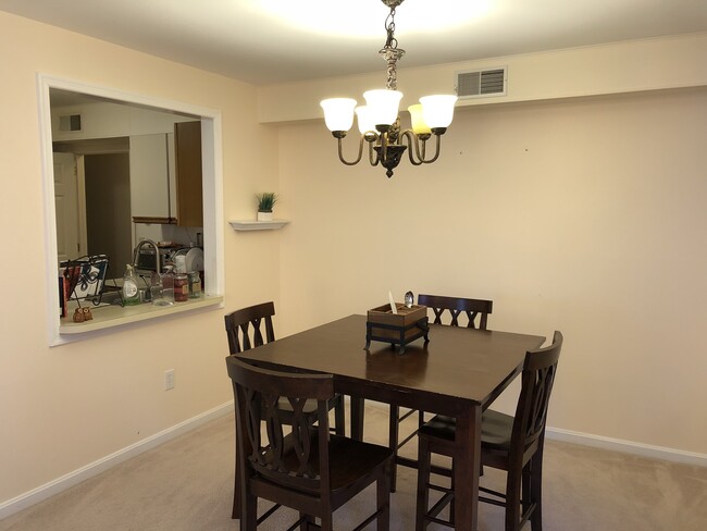 Building Photo - 575 Roslaire Dr