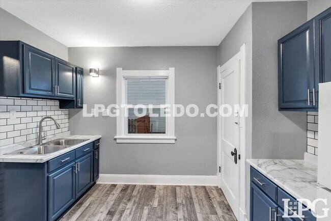 Building Photo - 927 Alvison Rd