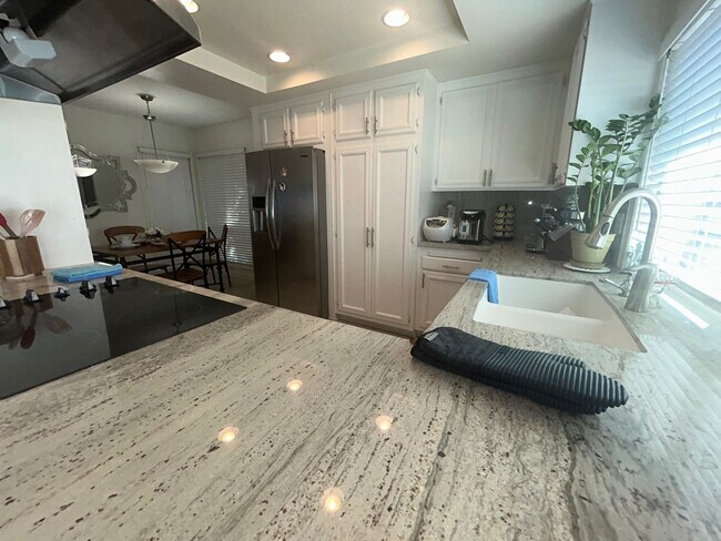 Building Photo - Beautiful Fully Furnished 4Bed/2Bath Home for Rent