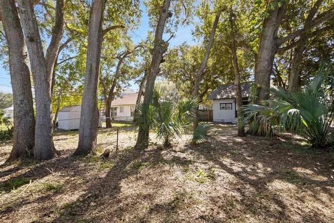 Building Photo - Cute 2bdrm/1bath Bungalo ** Section 8 OK ** Ready March 15