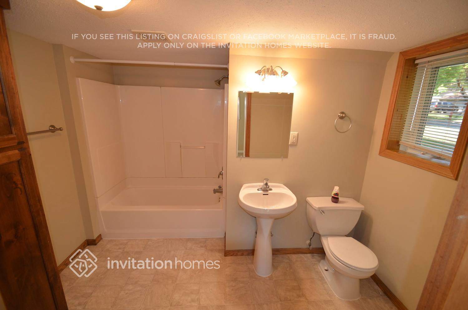 Building Photo - 2601 E 121st St