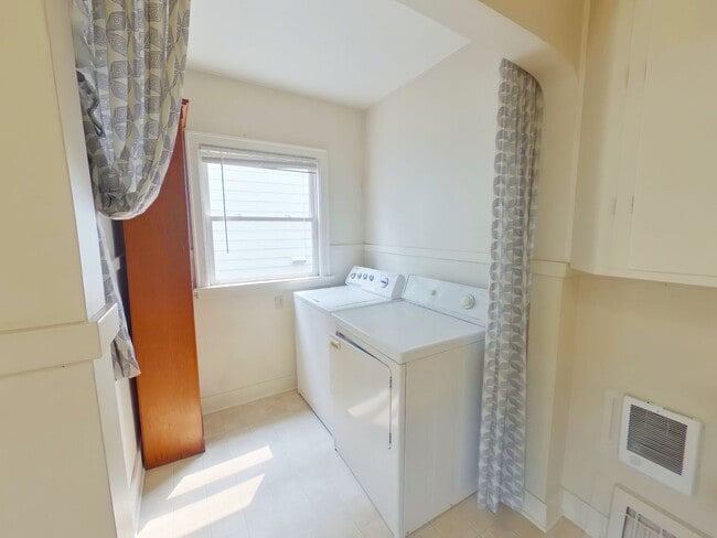 Building Photo - Large Classic Campus Home