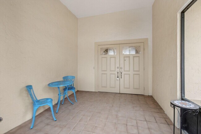 Building Photo - 2925 Riviera Dr