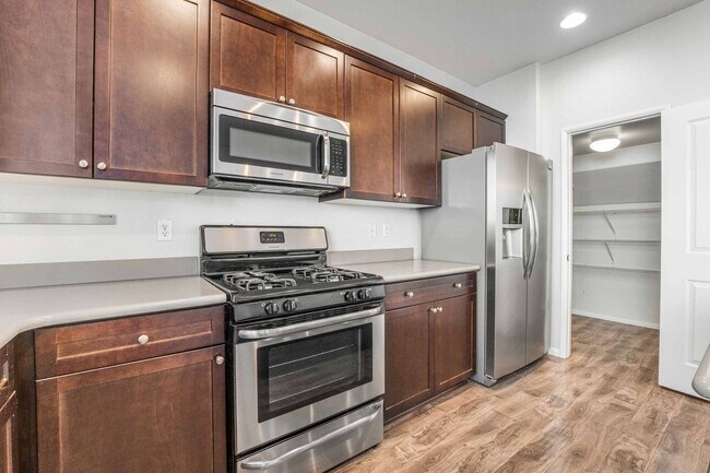 Building Photo - 3 BEDROOM IN HENDERSON WITH COMMUNITY POOL...