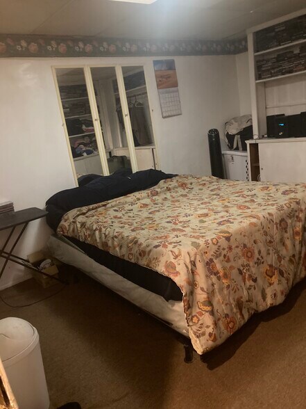 Full size bdrm fits desk,tv,laundry basket - 764 Lenore Ln