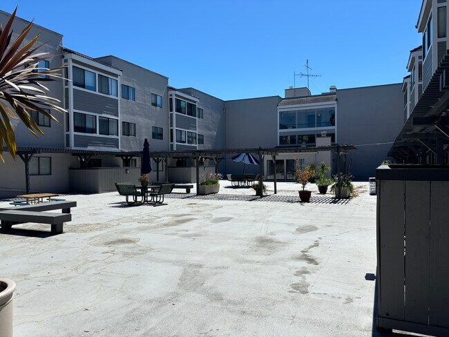 Primary Photo - 240 N Bayshore Blvd