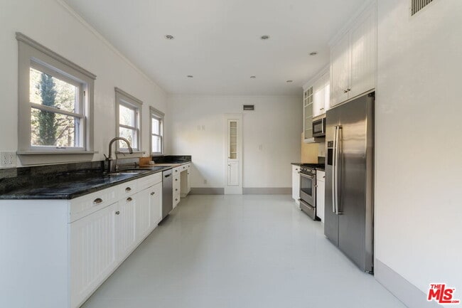 Building Photo - 2027 Canyon Dr