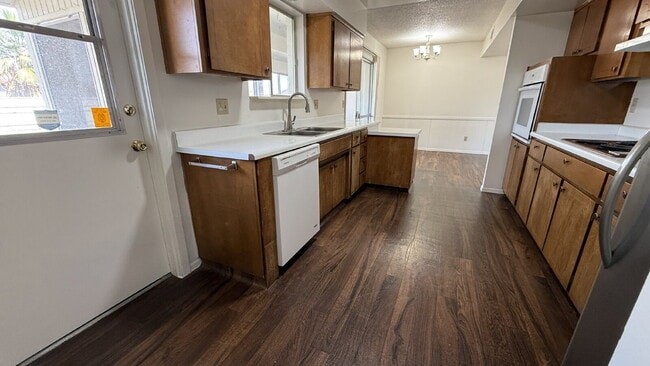 Building Photo - "Charming 2-Bed, 2-Bath Oasis in Phoenix - Your Cozy Retreat Awaits!"