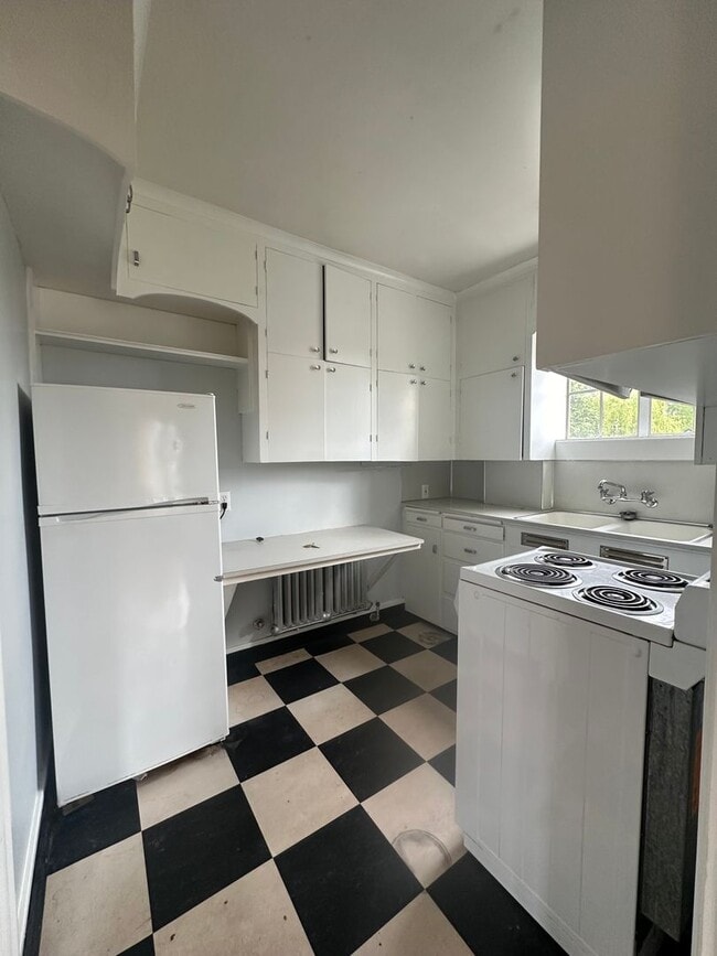 Building Photo - Vintage 1 bedroom unit - close 2 transportation.