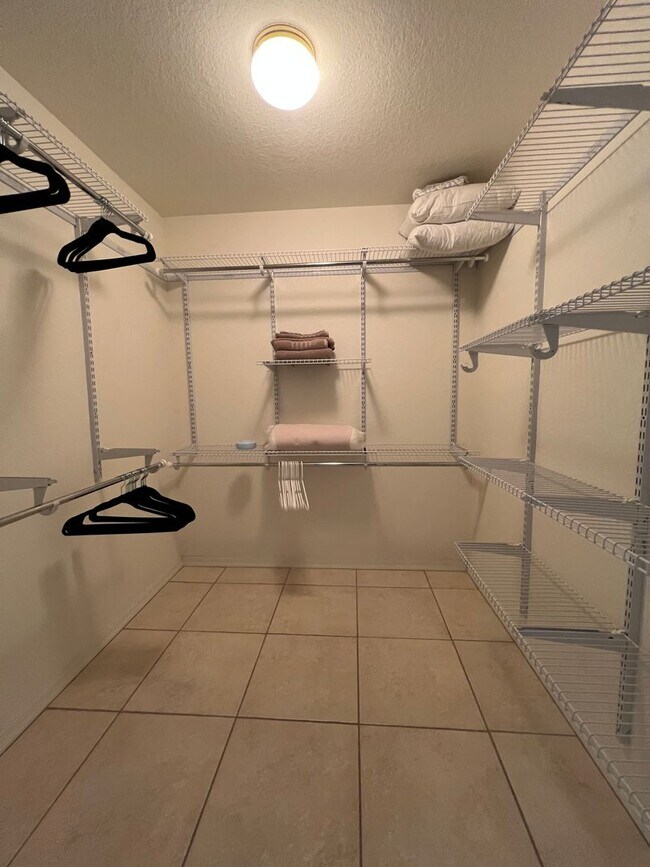 Building Photo - Furnished/Short Term Rental ** Available 9...