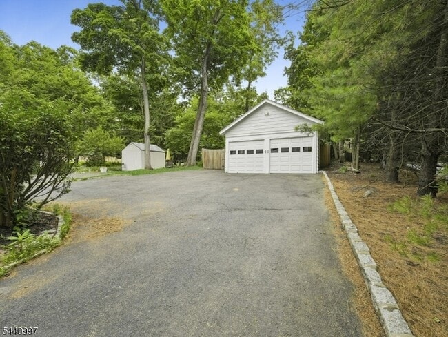 Building Photo - 485 Valley Rd