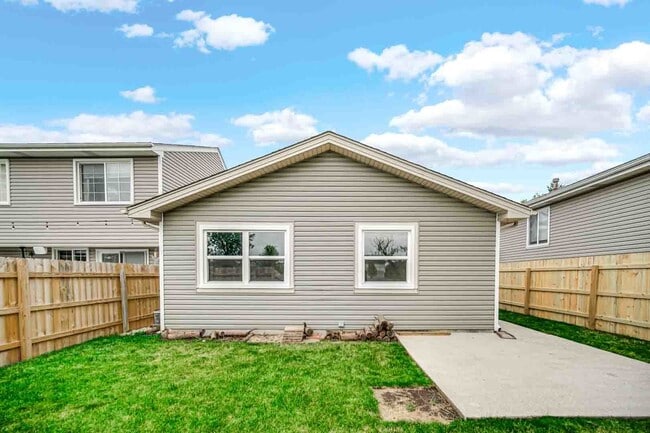 Building Photo - 9215 Fox Ct