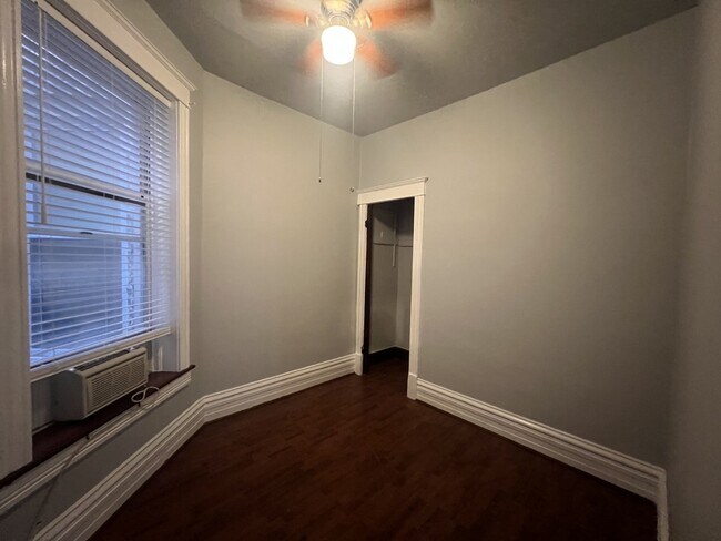 Building Photo - 3545 N Sheffield Ave