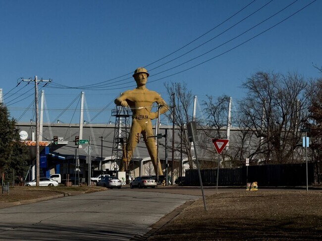 Building Photo - VINYL FLOORS, FENCED YARD 3 Bedroom Near 21st & Yale!