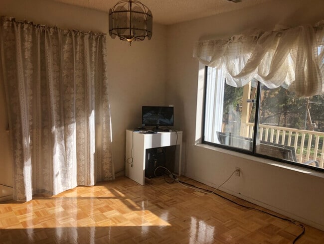 Building Photo - 23171 Woodford Tehachapi Rd