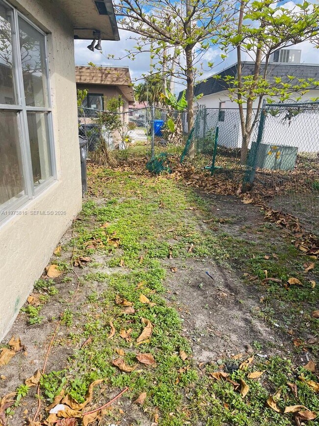 Building Photo - 7701 SW 10th Ct