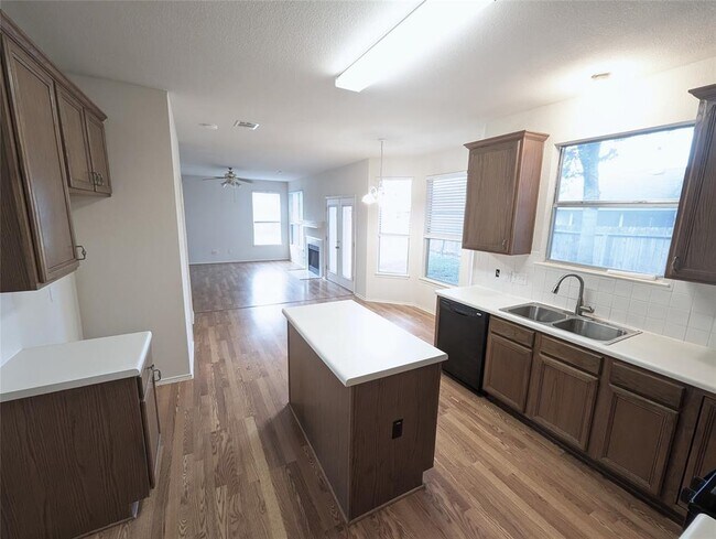Building Photo - 303 N Carriage Hills Dr