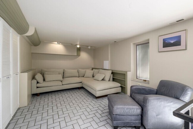 Building Photo - Gorgeous  Home In The Marmalade District O...