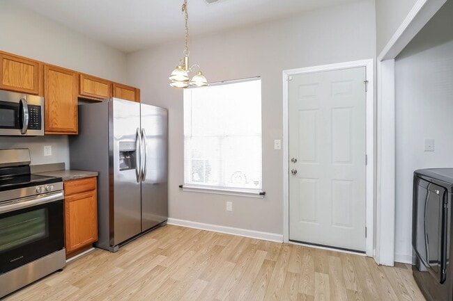 Building Photo - Two Bedroom 2.5 Bathroom Townhouse Available!